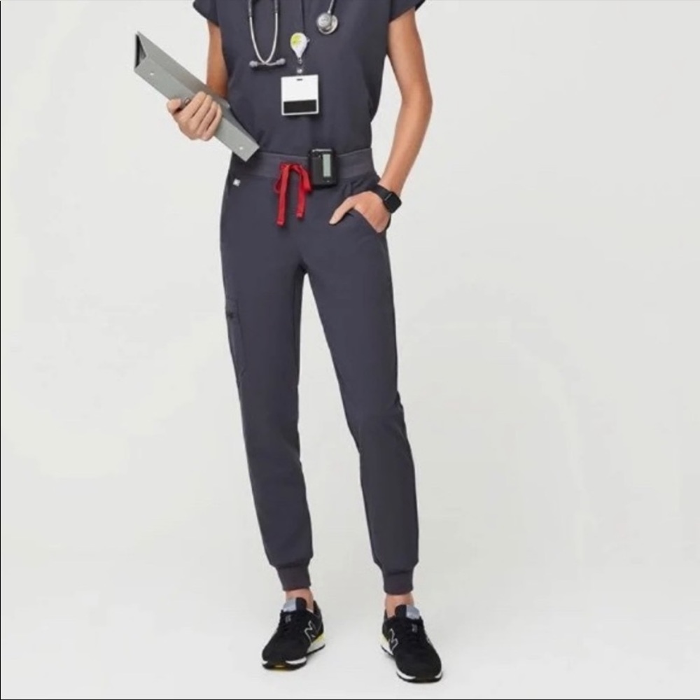 Figs woman’s zamora jogger scrub pants in charcoal